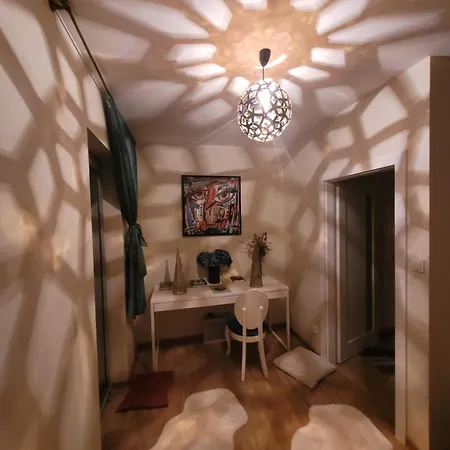 Artystyczny Picasso Z Widokiem Na Jezioro I Tarasem